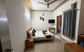 Hotel Ambrosia - Managed By Zenith A-217, Road No 6, Block Rz, Mahipalpur, New Delhi